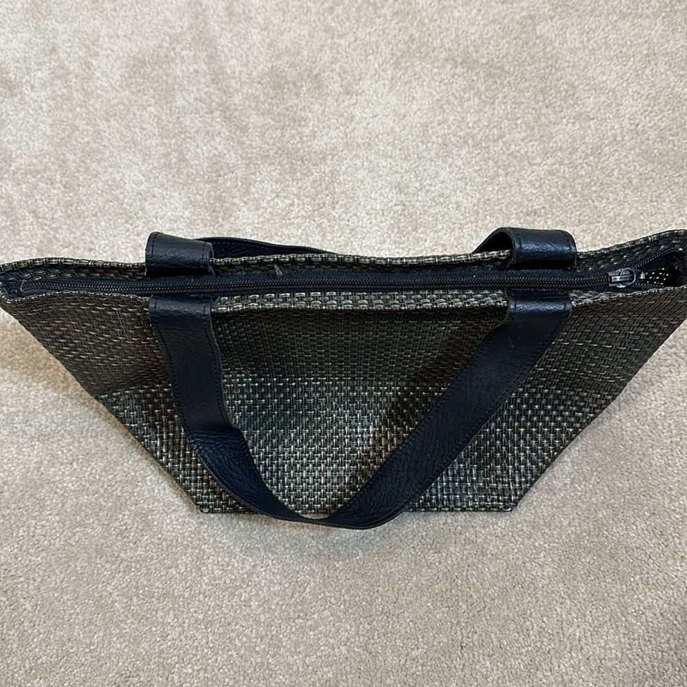 Chilewich Small Woven Market Tote Green with Black Handles - Picture 8 of 8